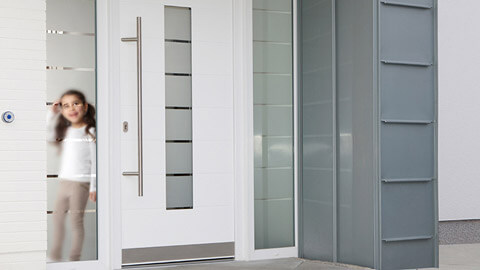 zu den REHAU SYNEGO Haustüren Bildquelle: REHAU Industries SE & Co. KG